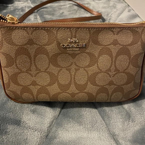 Coach purse! Only used a handful of times! In great condition - Picture 1 of 3